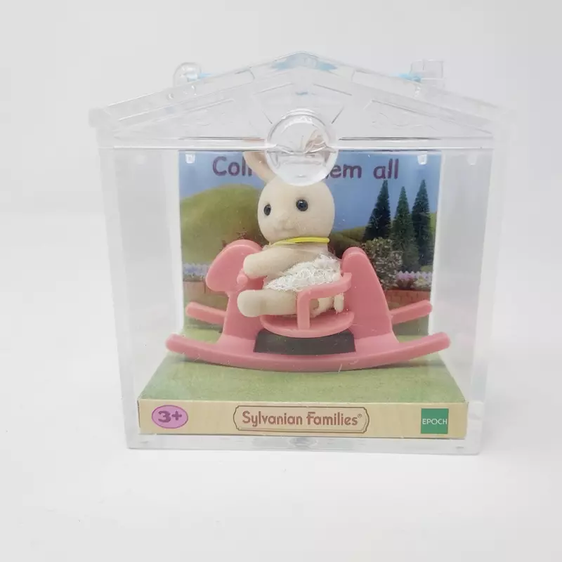 Figurine Sylvanian Families Valisette Bébé Lapin et son cheval à bascule